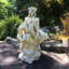 Statue de vie sur une plage reposant sur un rocher côtier