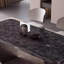 Petit appartement simple, table et chaise modernes-109244387-109244388