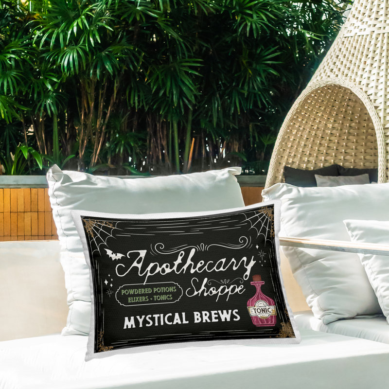 Coussin d'extérieur imprimé Mystical Brews Apothecary Shoppe, design par Jennifer Pugh