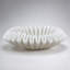 Bol ondulé en sable et résine de 34 x 9 cm (13,5 x 3,5 pouces) avec une finition blanche texturée, idéal pour une décoration moderne et naturelle.-345585123