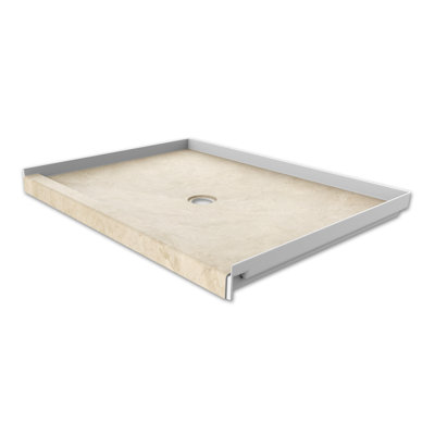 Base de douche en alcôve avec drain central en travertin crème FlexStone® l 48 po x P 34 po