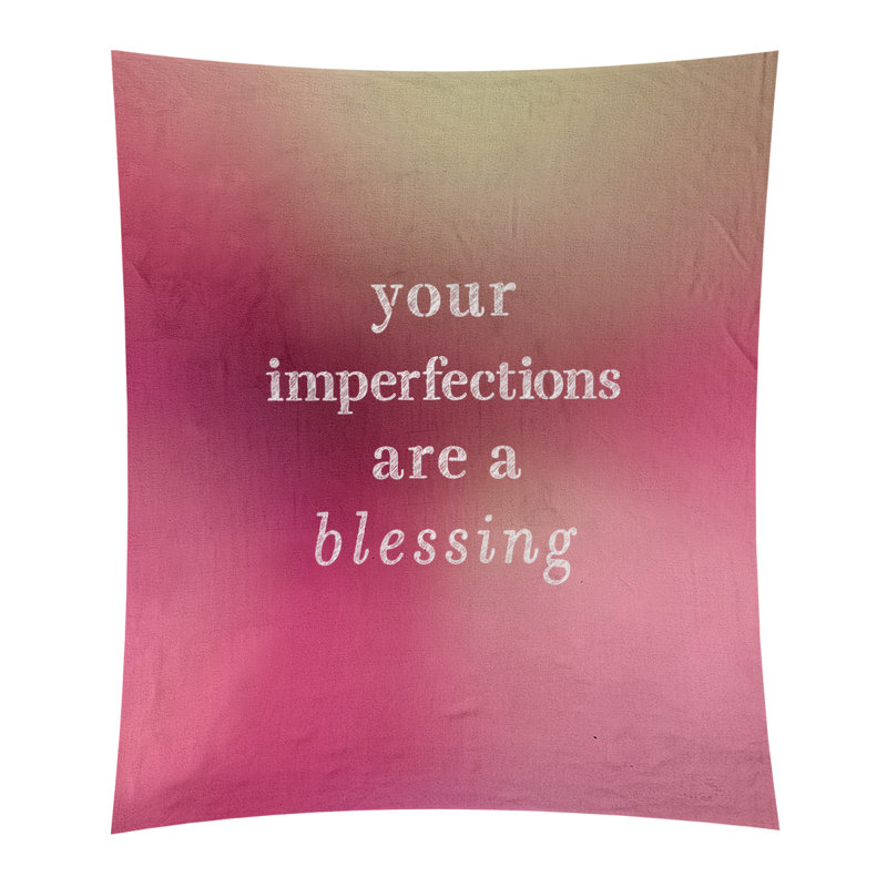 Tapisserie citation d’imperfections écrites en polyester, H 27,5 po x l 37,5 po, Lueur rose
