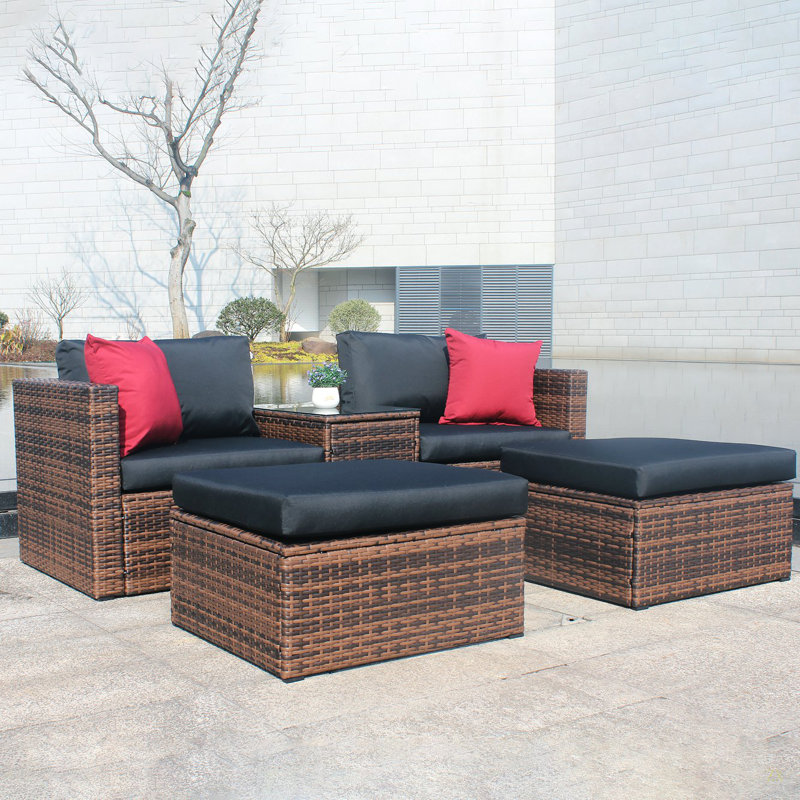 Ensemble de conversation modulaire en osier brun avec coussins noirs et coussins rouges pour l'extérieur