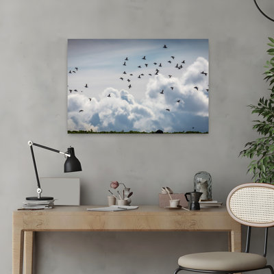 Volée de macareux, Fratercala Arctica, survolant le port de Reykjavik, Islande, paysage contemporain abstrait, oiseau, art naturel