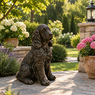 Statue de jardin réaliste représentant un cocker spaniel assis, sculpture en résine d'extérieur