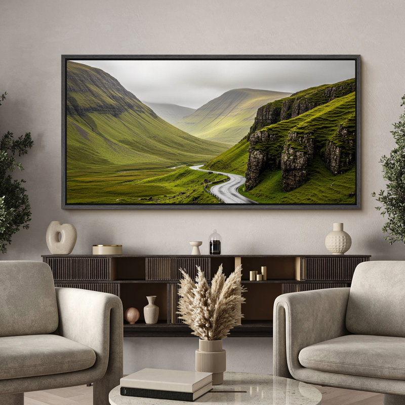 «Winding Road Through Lush Green Vallys», art mural sur toile - photographie de nature scénique pour des espaces rustiques