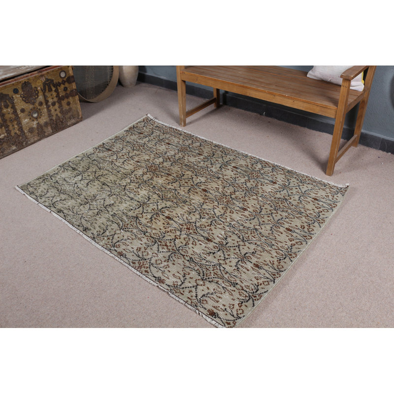 Tapis décoratif beige et brun à motif élégant pour rehausser le décor de votre salon