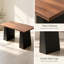 Bureau d'ordinateur moderne avec grande surface, structure en bois noir veiné, plateau en noyer clair