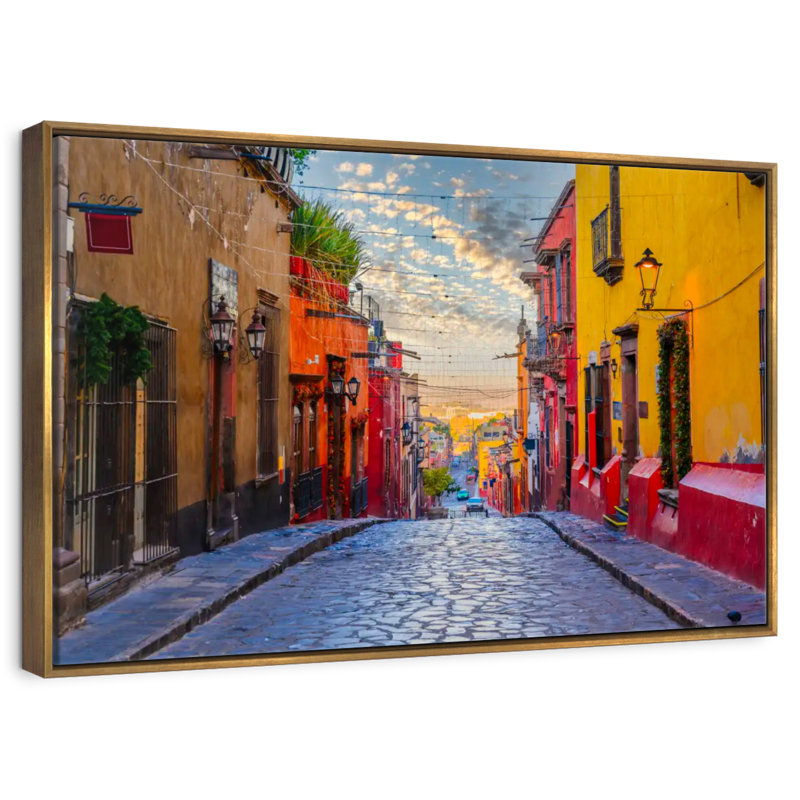 Rue San Miguel De Allende, 46 po x 31 po, Cadre flottant doré