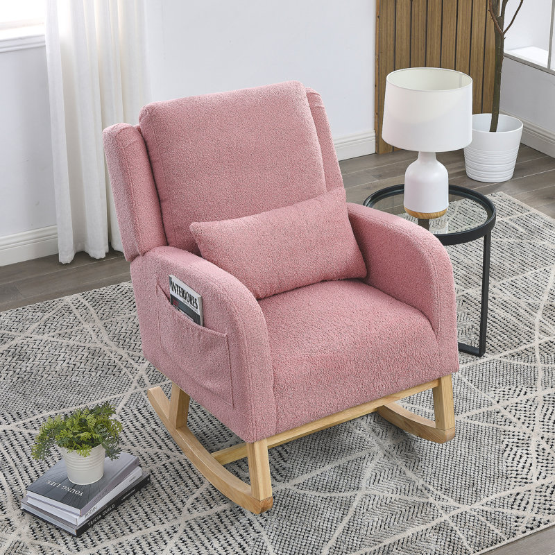 27. Fauteuil à bascule de salon moderne à dossier haut l 5 po avec un coussin lombaire, deux poches latérales et un ours en peluche.