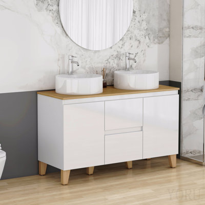 Meuble-lavabo moderne de 119 cm (47 po) avec double lavabo, 2 portes et 2 grands tiroirs, système de fermeture amortie, design sans poignées, plateau et pieds en bois massif naturel, 2 lavabos ronds en céramique sur le comptoir, blanc brillant