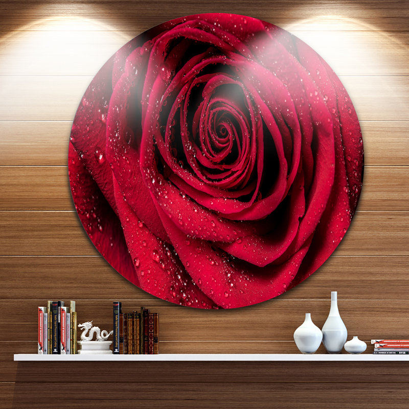 «Red Rose Petals with Rain Droplets», photographie, H 23 po x l 23 po x P 1 po, Métal métal
