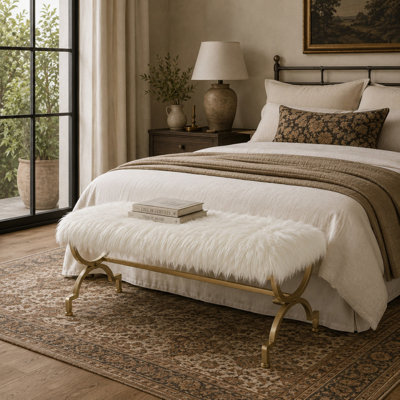 Banc en métal doré Lynmouth avec plateau en fausse fourrure blanche 42 po x 17 po x 20 po