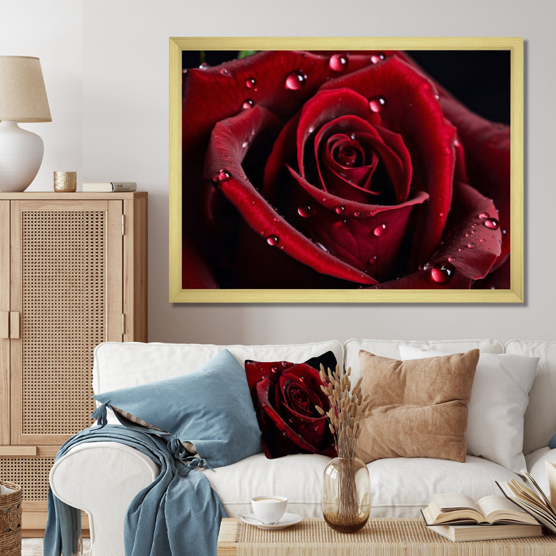 Rose rouge avec gouttes de pluie III - art mural floral, H 12 po x l 20 po x P 1 po, Cadre doré