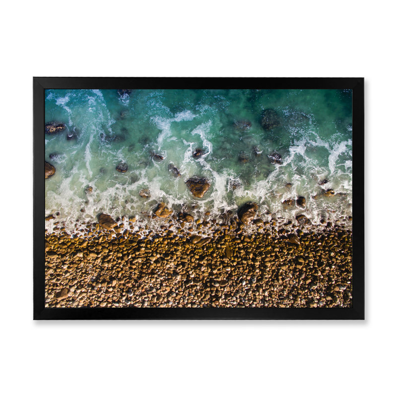 Plage, roches et rivage, vue aérienne III - Peinture sur toile, H 8 po x l 12 po x P 1 po, Cadre d'angle fermé noir