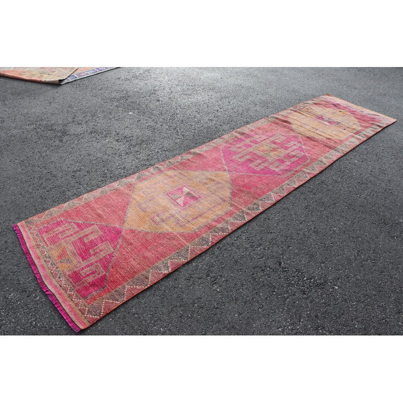 Tapis de couloir authentique fait à la main en rose vif, parfait pour la décoration intérieure et les espaces de cuisine avec des motifs uniques Herki et Oushak