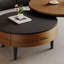Table basse rétro aux couleurs contrastantes