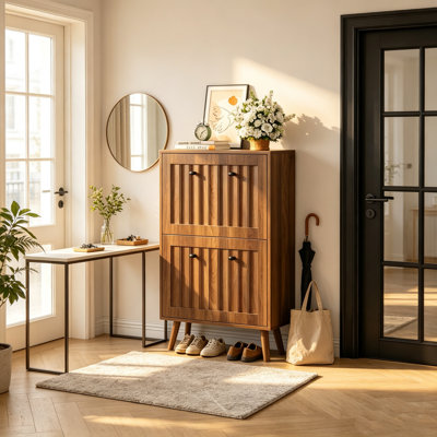 Meuble à chaussures vertical moderne médiéval en noyer de 60 cm (23,6 pouces) avec finition rainurée verticale, idéal pour un couloir ou une entrée. Autoportant.