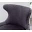 Fauteuil d'appoint en velours exquis avec garniture cloutée pour un confort accru et un style intemporel dans tout décor intérieur-132811558
