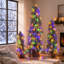 Ensemble de 3 sapins de Noël artificiels pré-illuminés et floqués – Sapins crayon artificiels de 90 cm / 135 cm / 180 cm avec 235 lumières DEL blanc chaud et multicolores, 11 modes d'éclairage et base en pot rustique en toile de jute – Décoration de Noël peu encombrante pour le salon, l'entrée et le porche