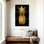 Yarlin, ananas doré sur fond noir I-118347596