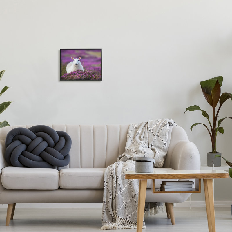 Élégant mouton blanc parmi une prairie fleurie - photographie sur toile avec cadre flottant, H 11 po x l 14 po x P 1,5 po