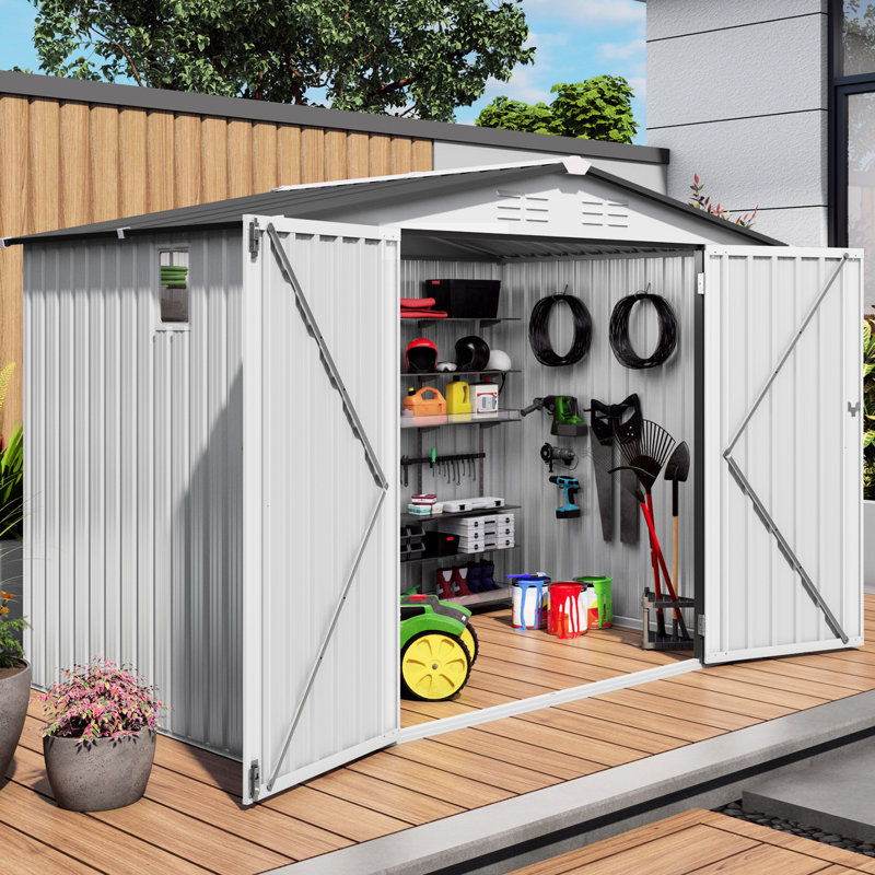 Abri de jardin métallique 2,4 x 1,8 m, toit en pente, étanche, une fenêtre, deux portes verrouillables, blanc et gris, avec étagères et crochets de rangement en matériau haute durabilité.