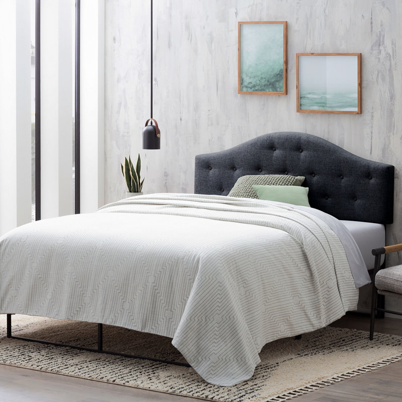 Tête de lit tapissier à taille moyenne avec capitonnage à boutons Everlane Home