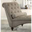 Élégante chaise longue brune avec revêtement texturé, capitonnage à boutons, garniture cloutée et coussin en bois massif contemporain-118575497
