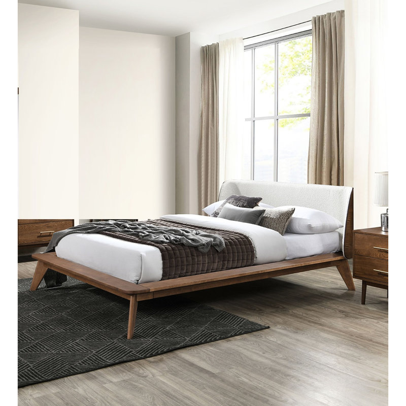 Grand lit en noyer massif de style Mid-Century moderne, lit plateforme avec tête de lit à oreilles en tissu, pieds fuselés, tête de lit prête à accueillir matelas