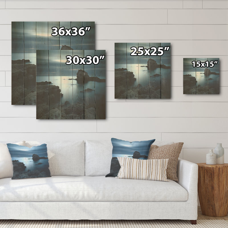 «Black and Blue Rocky Beach Horizon» - art mural bois océan côtier sur bois de pin naturel, H 15 po x l 15 po