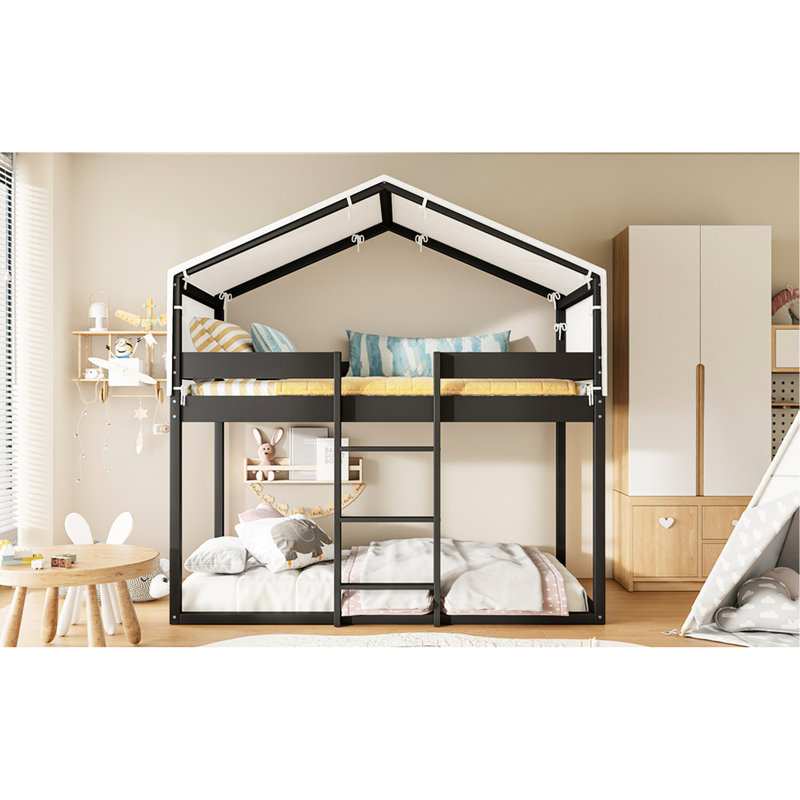 Lit simple au-dessus d'un lit superposé avec tente, construction, finition maison en bois, construction solide, décoration de maison de jeu