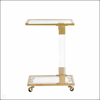 Élégante table d'appoint dorée avec structure en acrylique et plateau en verre en forme de C, parfaite pour les salons modernes