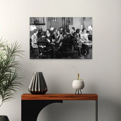 1930s, souriant, groupe de 12 jeunes femmes à une fête sur un pont dans un salon assis à une table