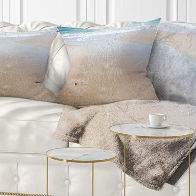 Oreiller en cristal à ondes de mer claires sur un coussin de plage