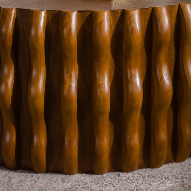Table basse ronde à nervures 31,50 "- Table de chevet Mid-Century en bois massif et panneau de fibres à densité moyenne, table basse cannelée brune moderne pour salon / appartement (entièrement assemblée)