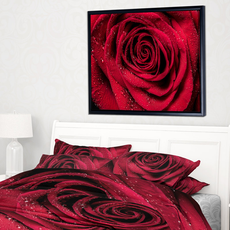 «Red Rose Petals with Rain Droplets», photographie, H 16 po x l 32 po x P 1 po, Toile avec cadre flottant