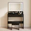Coiffeuse de maquillage-563919793