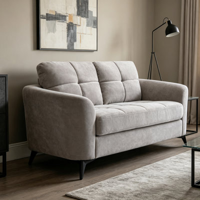 Canapé deux places de 152 cm de large, recouvert de tissu gris clair tissé, avec coussins capitonnés et siège à ressorts ensachés.