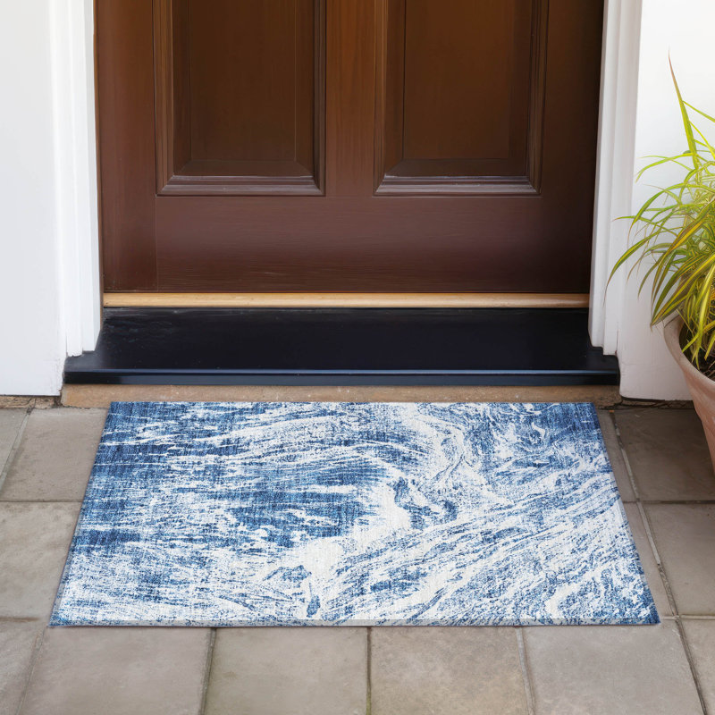 Tapis ivoire / bleu marine en polyester tissé à la machine Chayden, Rectangle 1 pi 8 po x 2 pi 6 po