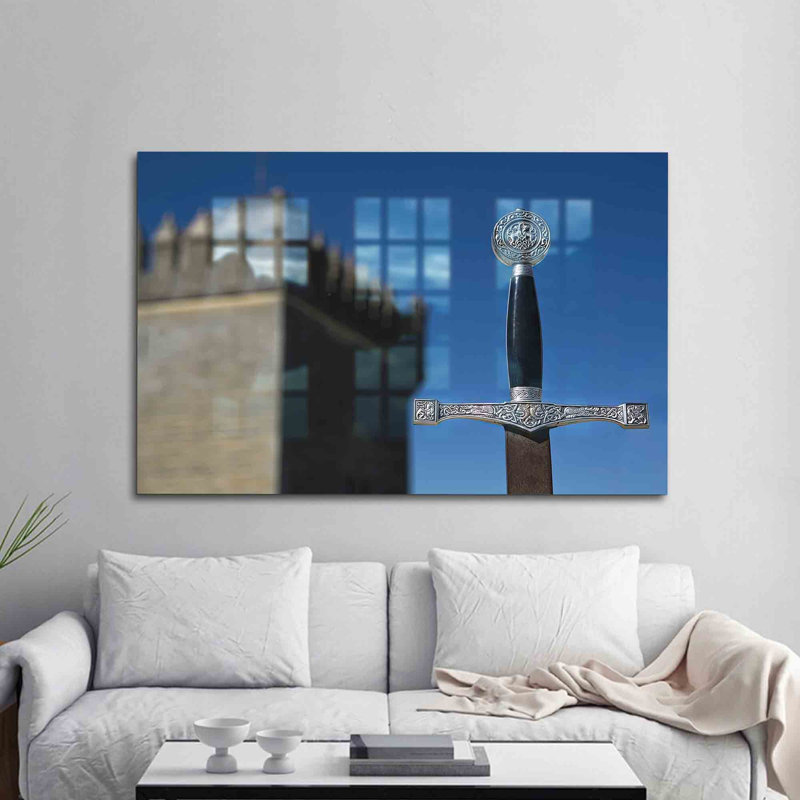 Art mural en verre trempé avec épée légendaire et paysage enchanteur de Merlin, idéal pour la maison et le bureau
