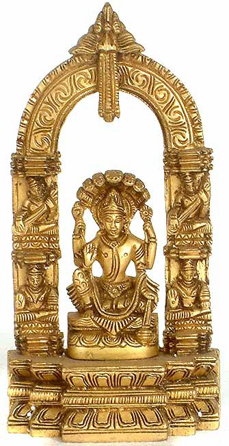 Lord Vishnu assis sur Sheshanaga avec des musiciens sculptés sur Aureole