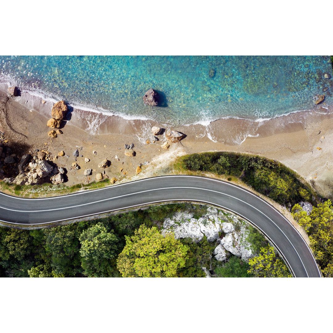 Straße am Meer, die sich einem Strand nähert - Leinwandbild