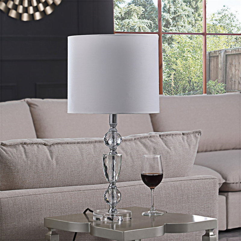Lampe de table élégante en cristal avec accents chromés et lumière diffuse douce