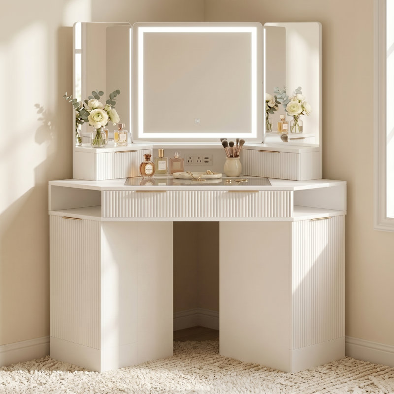 Meuble-lavabo de coin en finition peinte lisse avec miroir intelligent 3 plis, multiprise intégrée, plateau en verre, poignées dorées et grand espace de rangement