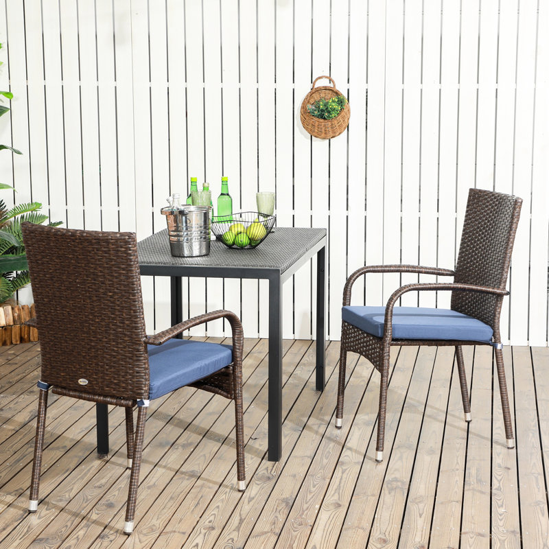 Chaises de patio blanc crème avec et. 2. Empilable. Et d'extérieur empilable en blanc. Coussins. Pour un moment de détente