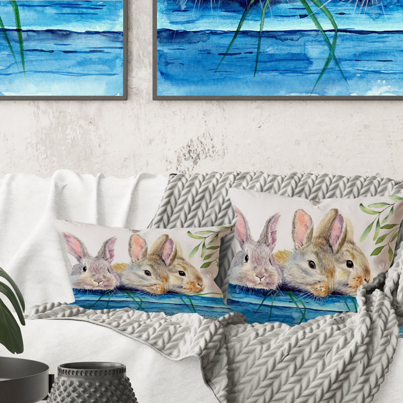 Trois lapins moelleux derrière une clôture en bois bleue - Coussin décoratif imprimé traditionnel, 18 po x 18 po