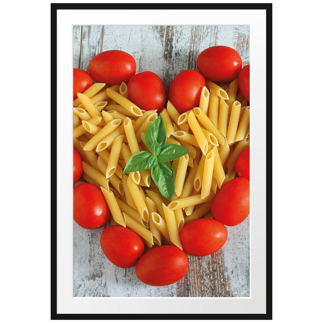 Gerahmtes Poster Nudelherz mit Tomaten umrandet