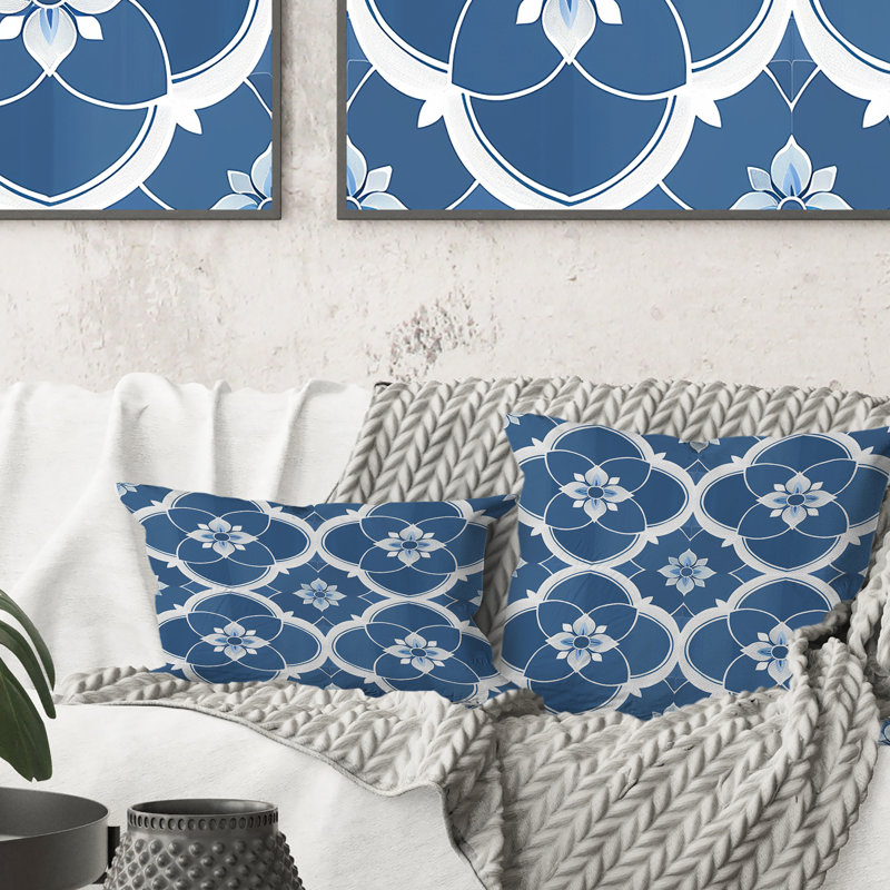 Coussin décoratif quadrilobe bleu et blanc, H 18 po x l 18 po