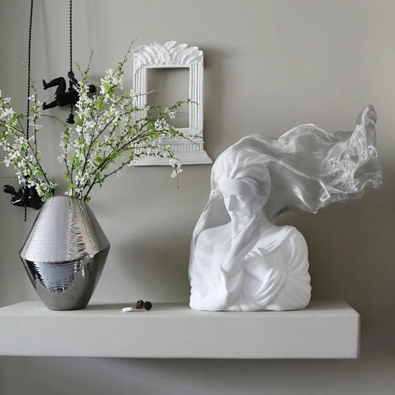 Figurines & Sculptures